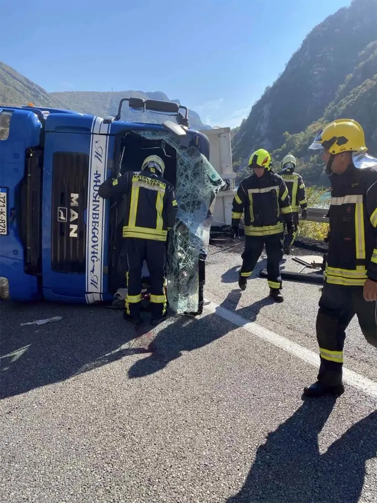 Teška prometna nesreća na M-17: Prevrnuo se kamion